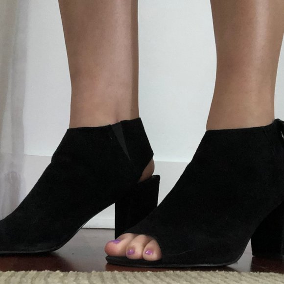 Steve Madden Black Suede 'Nonstp' Block Heels (Peep Toe and Cutout) - Picture 10 of 11